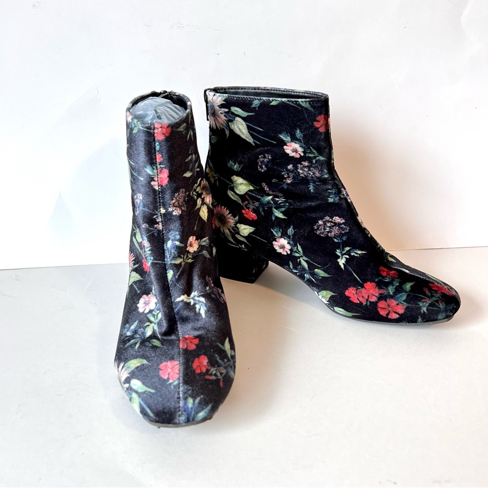 BETSEY JOHNSON Velvet Floral Talia Ankle Booties—SZ. 7